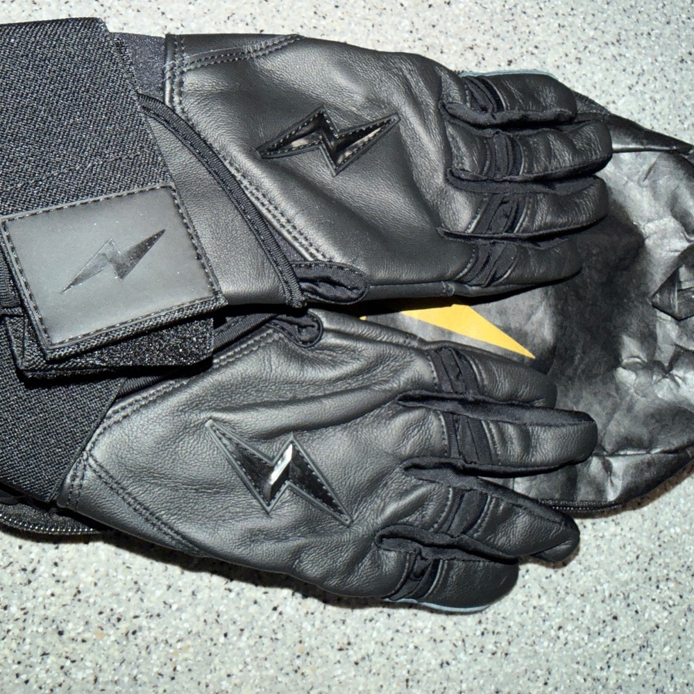 Bruce bolt all black batting gloves